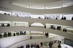 guggenheim-gallery-ramp-people